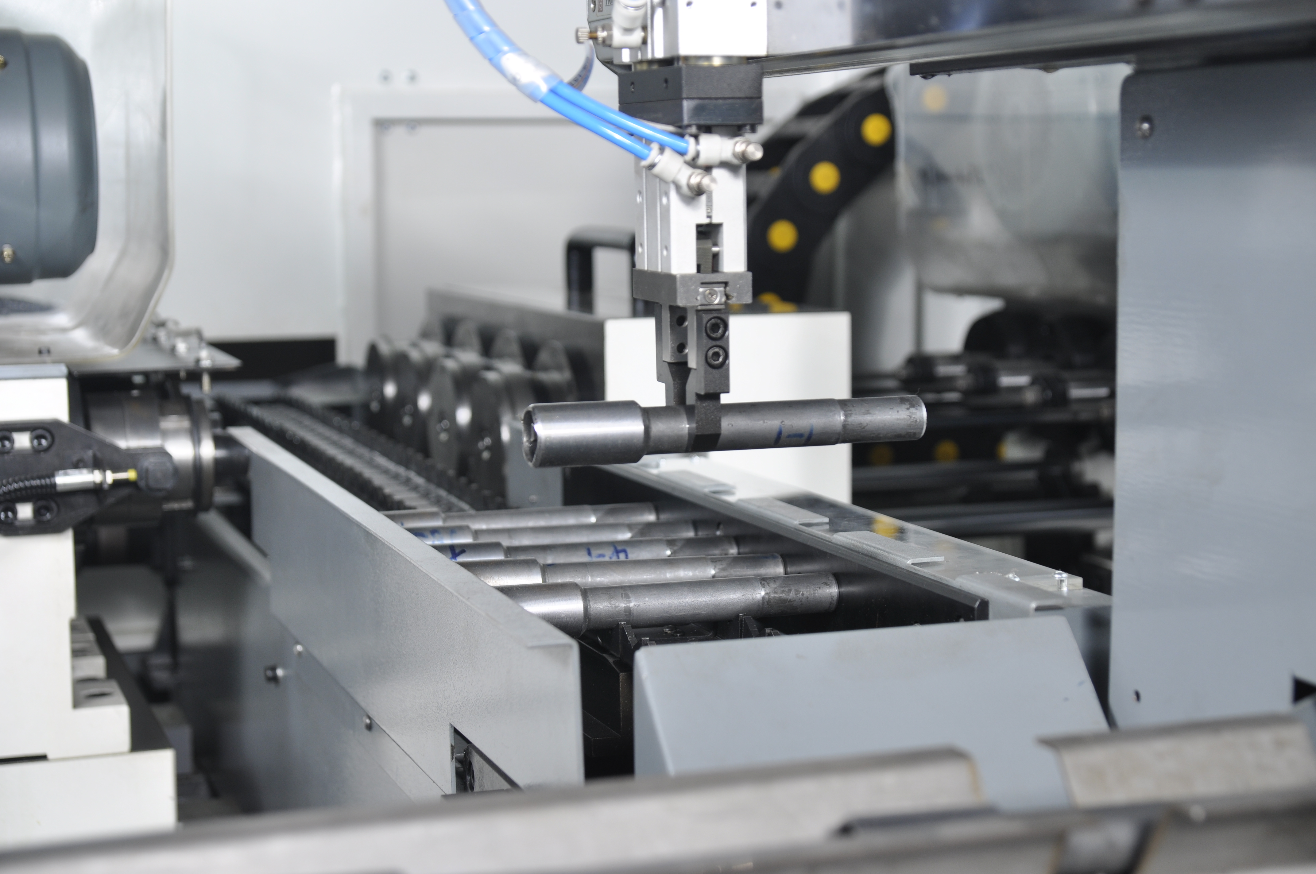 ZK2115×4BC/500A 深孔鉆床配置桁架機械手，加工輸入軸單機自動化